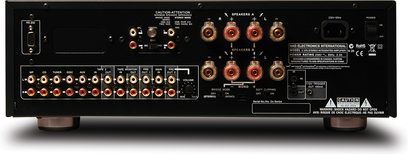 NAD C375BEE sort hi-fi stereforstærker, frontpanel, forfra. Sort frontpanel med knapper, stik og lysende indikatorer