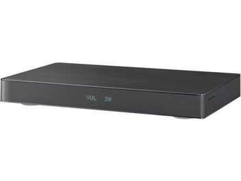 Černý plochý obdélníkový soundbar Panasonic SC-HTE80EGK, pohled zepředu, s nápisy "VOL" a "20" na horní straně