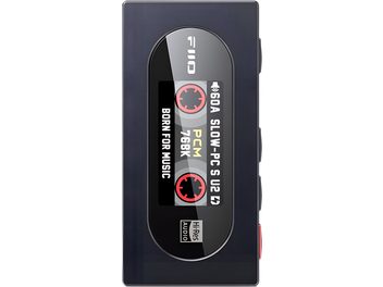 FiiO KA15 draagbare audio-omzetter in nachtblauw aluminium, vooraanzicht, compact rechthoekig kastje met centraal ovaal display in cassettestijl en drie zijknoppen waarvan één rood