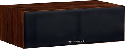 Triangle Voce EZ centerhøjttaler i teak, rektangulært kabinet i teaktræ med markant åretegning, fuld sort stof front med Triangle-logo, set fra venstre forfra i trekvart vinkel