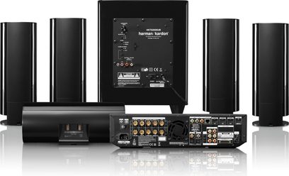 Sort Harman Kardon BDS 870 hjemmebiografsystem bestående af en forstærker, gulvhøjtalere og kompakte højttalere