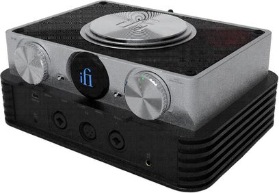 Slušalkarski hi-fi predojačevalnik iFi Audio iDSD Phantom v srebrno-črni barvi z velikimi rebrastimi gumbi in številnimi izhodi za slušalke na sprednji strani