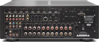 Cambridge Audio CXR200 sort hjemmebiografsforstærker, set forfra, med mange stik og knapper på forsiden