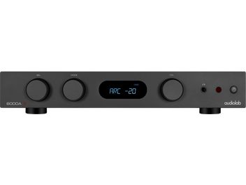 Juodas „Audiolab 6000A MKII“ stereo hi-fi stiprintuvas, priekinis skydelis su centriniu mėlynu ekranu ir trimis dideliais ratukais