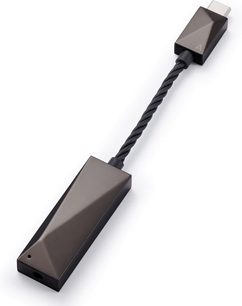 Bærbar Astell&Kern PEE51 sort mat lydkonverter, set forfra og fra siden, med sort flettet kabel tilsluttet