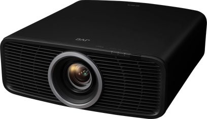 Videoprojektor JVC DLA-NZ70B černý, pohled z úhlu, centrální objektiv obklopený stříbrným kroužkem, vodorovná přední mřížka