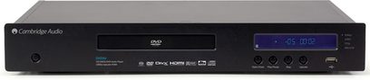 Cambridge Audio DVD99 sort 4K Blu-ray-afspiller, frontpanel med blå display, knapper og diskskuffe, set forfra