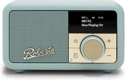 Roberts Revival Petite 2 himmelblå bordradio set forfra, kompakt kabinet i tekstureret kunstlæder med tilpasset perforeret metalgitter, skråstillet gyldent logo, sort digitalt display til højre og grænseflade med tre firkantede champagnefarvede knapper omkring en central drejeknap med blå kant.