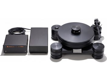 Platine vinyle noire avec large plateau circulaire, bras de lecture à droite et deux boîtiers externes à gauche