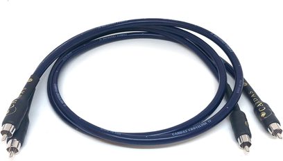 Cardas RCA Crosslink 1 m analoginis garso kabelis, vaizdas iš viršaus, tamsiai mėlyna lygi PVC izoliacija, dvi poros sidabrinių metalinių RCA jungčių su juodais korpusais ir auksinėmis užrašais