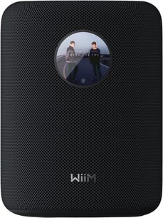 Акустична система WiiM Sound Display чорного кольору, з сітчастою тканинною решіткою, круглим дисплеєм обкладинки альбому по центру, вигляд спереду