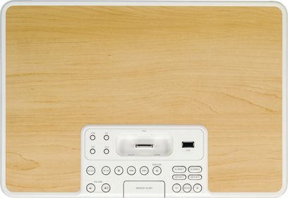 Yamaha TSX-130 Wecker-Radio in Weiß, Nahaufnahme von vorne auf hellem Holzhintergrund, LED-Display, Tasten und Anschlüsse sichtbar
