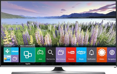 Samsung UE32J5500 TV-skærm, der viser et billede af et bjergrigt landskab med lilla lupiner i forgrunden