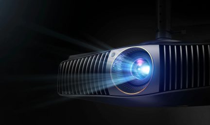 Autóvetítő bekapcsolva kék és fehér fénnyel fekete és szürke házban, elölről közelről
