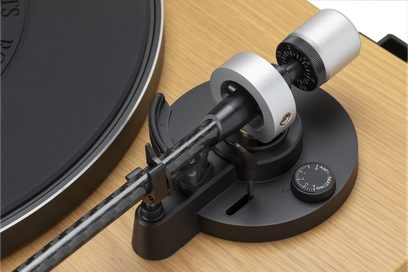 Hi-fi pladespiller Roberts RT200 sort set fra 3/4 bagfra, pickup-arm og kontravægt i aluminium