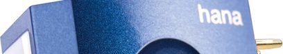 Картридж для вінілових платівок Hana Umami Blue з металевим синім покриттям, кутовий металевий корпус з круглим вирізом на передній панелі та золотистим роз'ємом, крупний план правого переднього кута