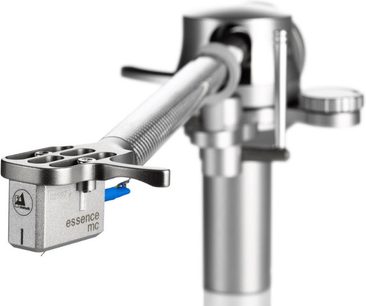 Tonarm für Clearaudio Essence MC Plattenspieler aus verchromtem Metall, mit montiertem Tonabnehmersystem, Nahaufnahme von der Seite
