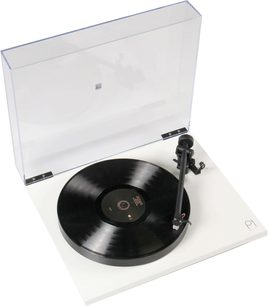 Hi-fi vinylspelare Rega Planar 1 Plus matt vit, sedd ovanifrån, svart tallrik, tonarm, öppet transparent lock