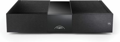 Naim Audio NAP 350, magas minőségű hűtőerősítő, elől nézet, fekete bőrözött fémház, középső fekete lakkos panel, középre helyezett fehér logó, megvilágított érintésérzékeny bekapcsoló gomb, oldalsó hűtőbordák