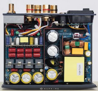 Nuprime STA-100 sort effektforstærker, set indefra forfra, med synlige elektroniske komponenter og transformere