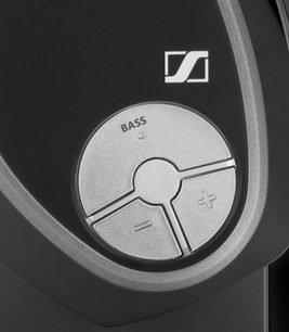 Manopola circolare in metallo spazzolato per la regolazione dei bassi con scritta "BASS" e simbolo "+" su un involucro nero opaco Sennheiser