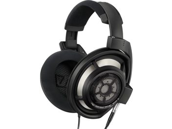 Słuchawki studyjne przewodowe Sennheiser HD 800 S w kolorze czarnym, wykonane z matowego plastiku i metalu, z dużymi otwartymi muszlami okalającymi z alweolową kratką zawierającą napis „High Definition Driver 300 Ω”, wyściełanym pałąkiem i odłączanym kablem, widok z trzech czwartych z bliska