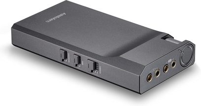 Preamplificatore per cuffie hi-fi Astell&Kern PA10, corpo rettangolare inclinato, 3 interruttori, 4 porte audio, manopola circolare