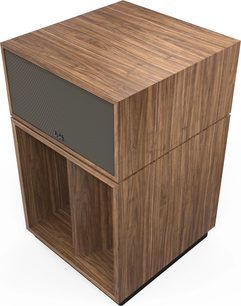 Sloupcový reproduktor Klipsch La Scala AL6 v ořechovém provedení, pohled ze šikmého úhlu, povrchová úprava dřeva ořech, černá přední mřížka, obdélníková základna