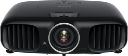 Epson EH-TW6000 sort videoprojektor set forfra, centralt objektiv, ventilationsriste på siderne
