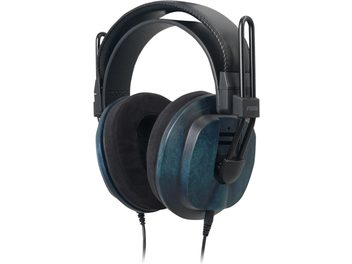 Fostex T60RP Mk2 Ai blå hi-fi-hovedtelefon med ørekopper i træ, bred sort bøjle og tykke ørepuder set i trekvart profil