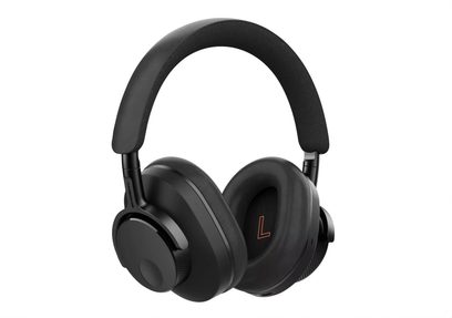 Sort Cambridge Audio Melomania P100 SE over-ear hovedtelefoner i sort, mat plast med læderimitation ørepuder, set fra venstre trekvartvinkel