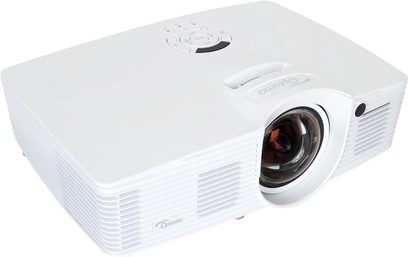 Optoma GT1080Darbee hvid videoprojektor, set forfra og lidt fra siden, med sort objektivlinse placeret ud mod den forreste side