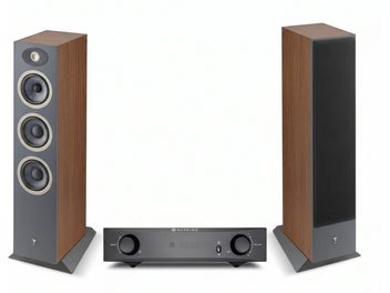 Hi-fi sestava se dvěma hnědými a šedými sloupovými reprosoustavami Focal, z nichž jedna má černou krycí mřížku, a zesilovačem NuPrime