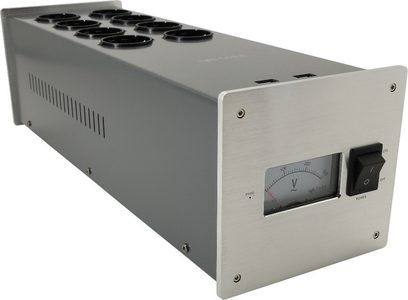 Taga Harmony PF-1000LPS argento, vista prospettica, parte anteriore con interruttore nero e voltmetro, lati con fessure, parte superiore con 8 prese