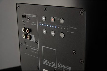 Pannello posteriore nero di un dispositivo audio SVS con connettori RCA, prese XLR e regolazioni per volume, fase e filtro passa-basso