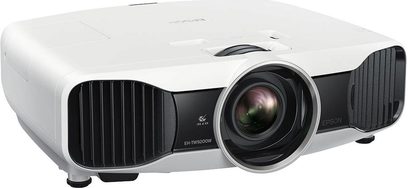 Epson EH-TW9200W hvid videoprojektor, set lidt fra siden forfra, sort objektiv i midten, sidegittere til ventilation