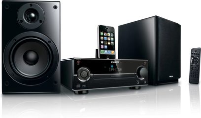 Philips DCM713 sort hi-fi-minianlæg i sort, bestående af en dockingstation til iPhone, to højttalere og en fjernbetjening