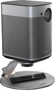 Support per videoproiettore XGIMI X-Desktop Pro in metallo argentato con base e bracci inclinati, telecomando appoggiato