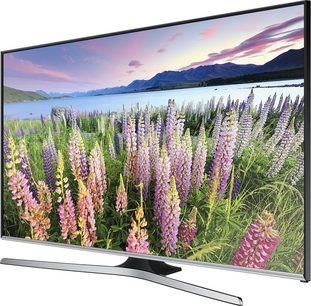 Samsung UE32J5500 TV-skærm, der viser et bjerglandskab med en sø og lilla og rosa lupiner i forgrunden
