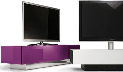 Lavt lilla lakeret TV-møbel med skuffer, fladskærm, sort gulvhøjttaler på hvid og sort baggrund