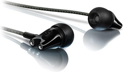 Sennheiser IE 800 sort in-ear hovedtelefoner, to ovale øretelefoner forbundet med et flettet kabel, set fra siden på hvid baggrund
