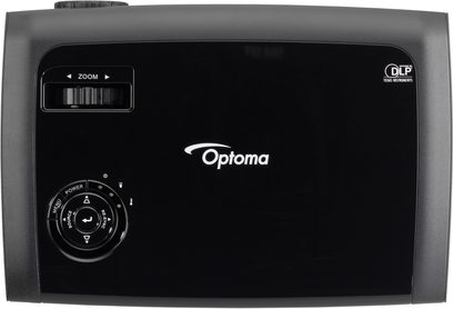 Optoma EX531p sort videoprojektor, set forfra, med zoom og kontroller på toppen, "Optoma" logo og "DLP Texas Instruments"