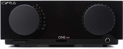 Sort Cyrus ONE HD stereo hi-fi-forstærker, frontvisning, 2 drejeknappper og 1 trykknap på frontpanelet, central LED-skærm