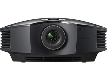 Sony VPL-HW45ES sort videoprojektor, set forfra, afrundet form, centralt objektiv, sidegittere til ventilation