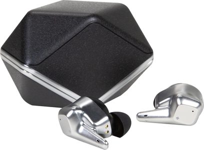 Écouteurs intra-auriculaires Bluetooth Hifiman Svanar Wireless argentés en métal avec embouts silicone noirs et broches dorées, posés devant un étui de charge hexagonal noir mat à liserés argentés, vue légèrement de dessus