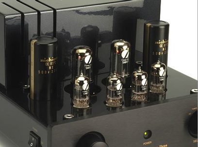 PrimaLuna ProLogue Three rørforstærker i sort set forfra, 6 forgyldte vakuumrør, påskrift "nichicon ce super nx 5600v 3300uf"