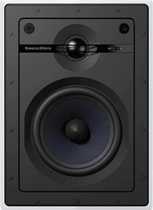 Zapuštěný reproduktor Bowers & Wilkins CWM652, pohled zepředu, černý matný čtvercový box s kruhovým černým reproduktorem uprostřed