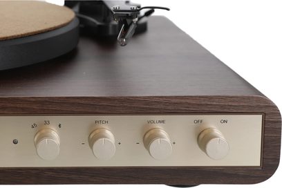 Hi-fi pladespiller Enova HIFI VELA VP2, set fra en vinkel, træfinish på soklen, forgyldt frontpanel, 4 runde knapper, synlig tonearm