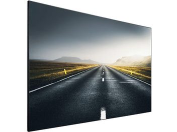 Pantalla de proyección Lumene Movie Palace UHD 4K Extra Bright 270C que muestra una carretera recta atravesando un paisaje desértico soleado