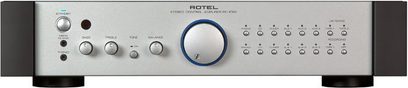 Rotel RC-1082 integreret stereoforstærker i sølvfarvet metal, frontpanel med knapper, drejeknap, hovedtelefonstik og display